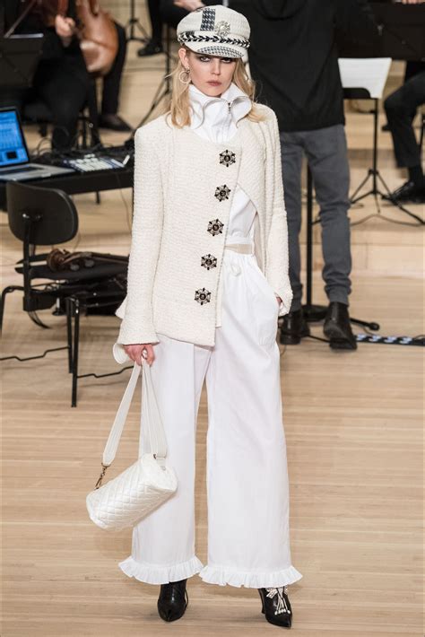 collezione autunno inverno 2018 chanel|Chanel: la sfilata Haute Couture autunno inverno 2018.